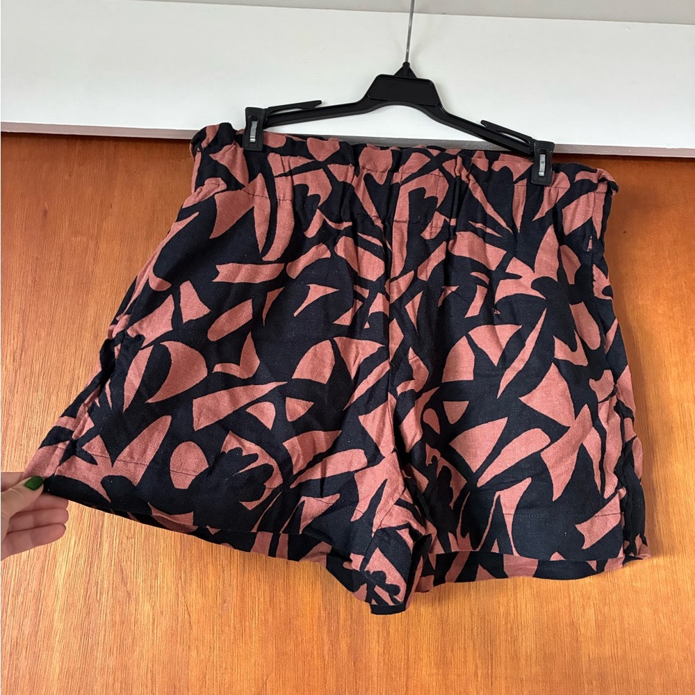 NWOT a new day Black and Brown Patterned High Waist Shorts - Picture 3 of 4